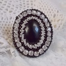 Anillo Piedra Negra bordado con una piedra preciosa, ónice negro, cristales y cuentas de semillas